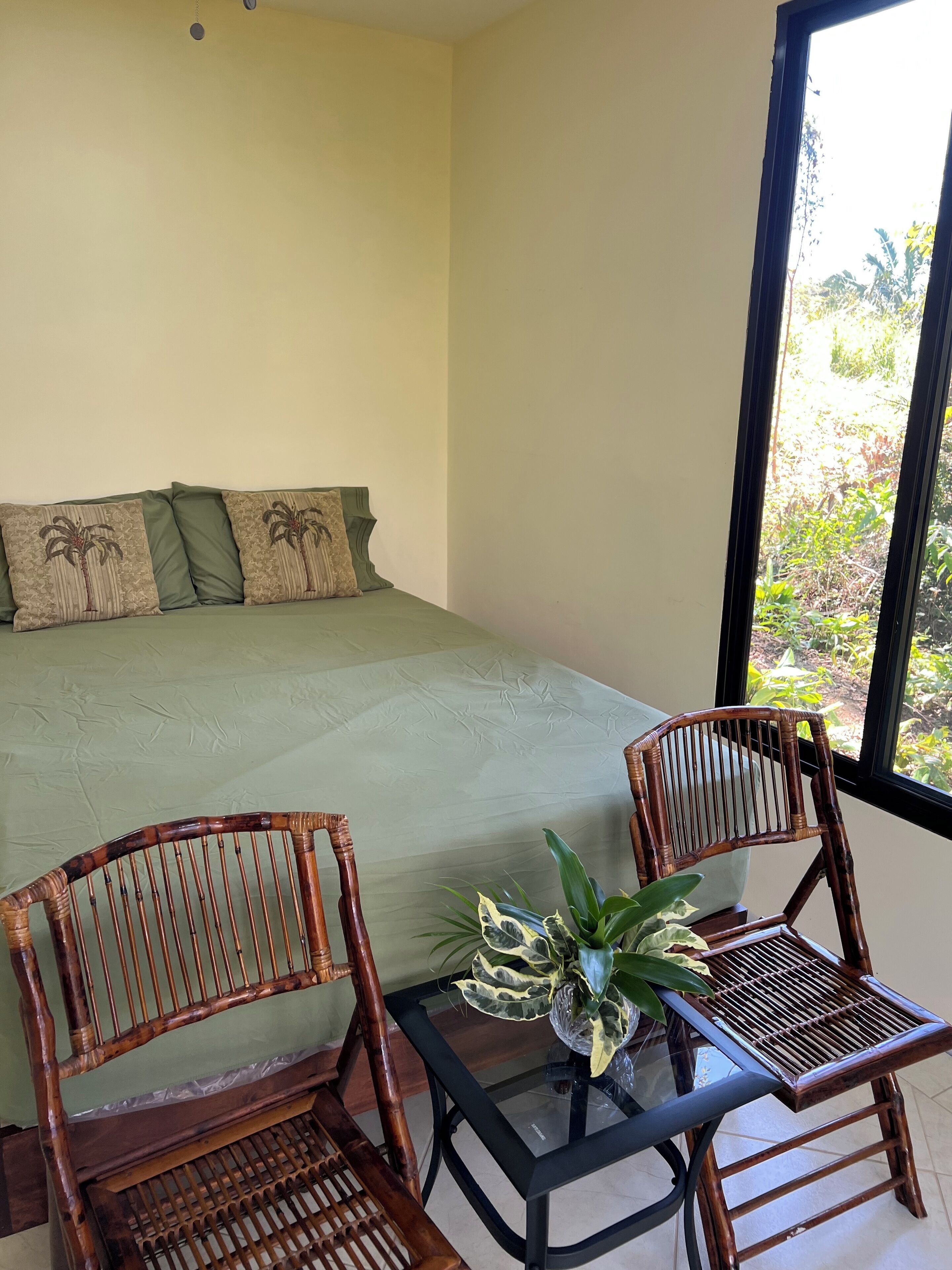 Een strijkplank/strijkijzer, internet, beddengoed