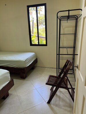 Tabla de planchar con plancha, acceso a internet y ropa de cama