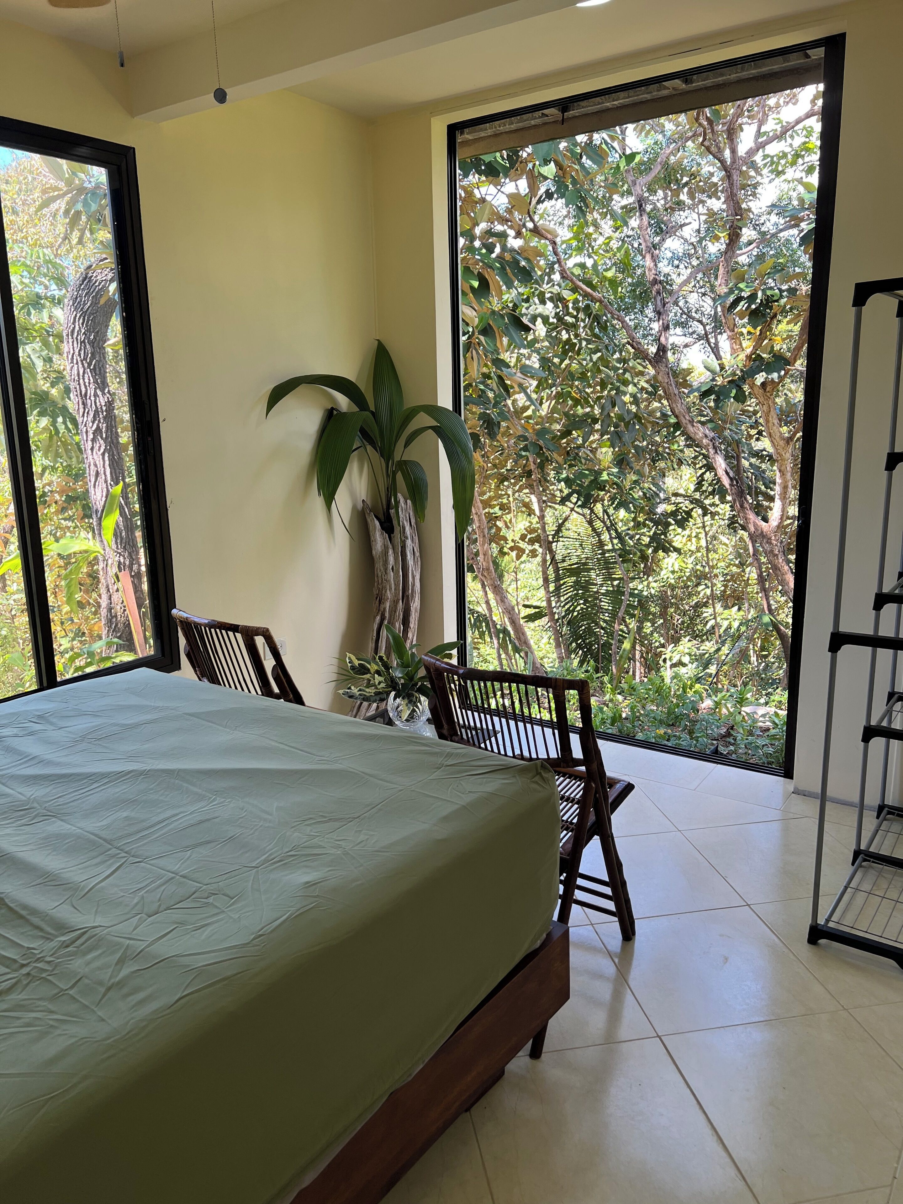 Tabla de planchar con plancha, internet y ropa de cama 