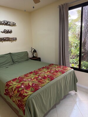 2 bedrooms, iron/ironing board, Internet, bed sheets - Pickleball Jungle Parrot (Garza)