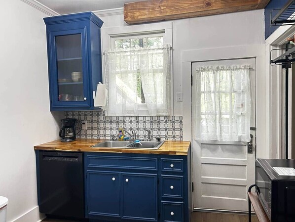 Stovetop, cookware/dishes/utensils