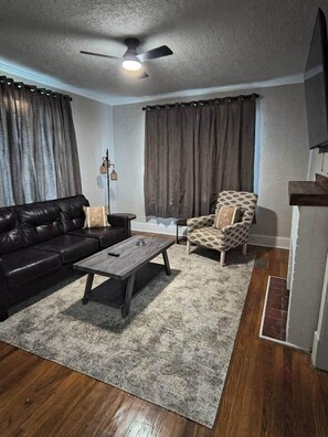 TV - Beautiful Apt in Belhaven 1 king bed/1BA close to everything (Jackson)