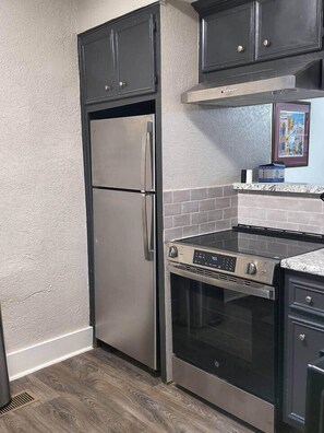 Cookware/dishes/utensils - Beautiful Apt in Belhaven 1 king bed/1BA close to everything (Jackson)