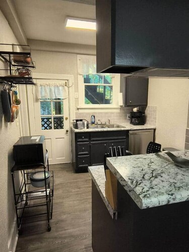 Beautiful Apt in Belhaven 1 king bed/1BA close to everything