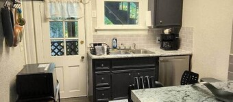 Beautiful Apt in Belhaven 1 king bed/1BA close to everything