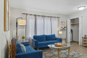 Smart TV, fireplace, foosball - Cozy 2BR / Close to Mayo Clinic / Full Kitchen & Private Backyard (Rochester)