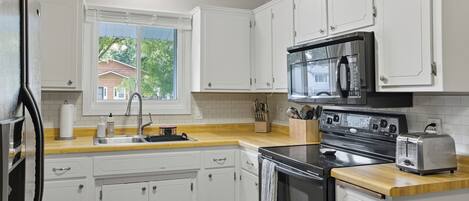 Een koelkast, een microgolfoven, een oven, een kookplaat