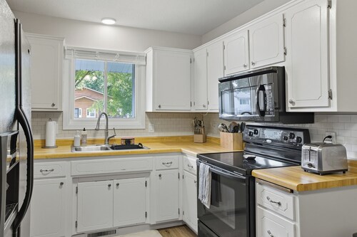 Cozy 2BR / Close to Mayo Clinic / Full Kitchen & Private Backyard