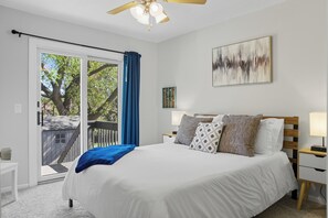 Desk, iron/ironing board, free WiFi, bed sheets - Cozy 2BR / Close to Mayo Clinic / Full Kitchen & Private Backyard (Rochester)