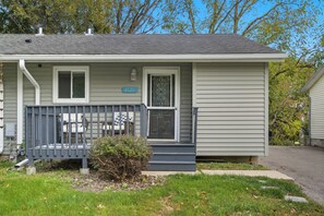 Exterior - Cozy 2BR / Close to Mayo Clinic / Full Kitchen & Private Backyard (Rochester)