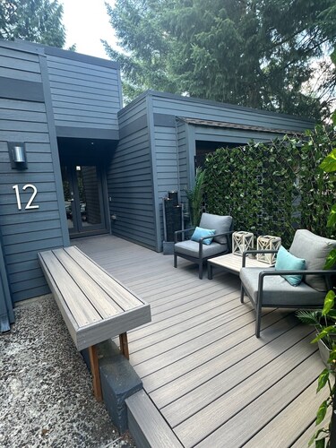 Beautiful Mid-Century 2-bedroom house in Lake Oswego with gorgeous views