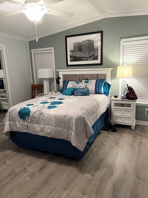 Bed sheets - 2-bedroom 2bath mobile home in lovely Alligator Park Punta Gorda FL with AC (Punta Gorda)