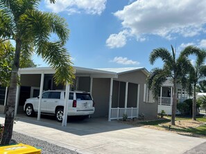 Property grounds - 2-bedroom 2bath mobile home in lovely Alligator Park Punta Gorda FL with AC (Punta Gorda)