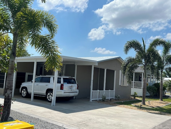 Property grounds - 2-bedroom 2bath mobile home in lovely Alligator Park Punta Gorda FL with AC (Punta Gorda)