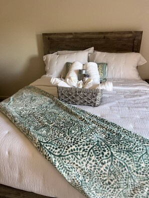 2 bedrooms, desk, iron/ironing board, WiFi