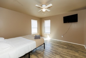 3 bedrooms, desk, iron/ironing board, WiFi
