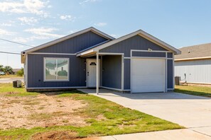 Exterior - 5 min to Lubbock Airport · 10 min to TTU · Budget (Lubbock)