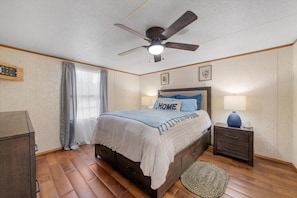 2 bedrooms, iron/ironing board, WiFi, bed sheets - Lake Limestone Getaway w/ Firepit (Groesbeck)