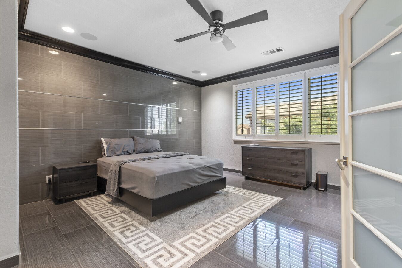 Bureau, fer et planche à repasser, lit parapluie, Wi-Fi