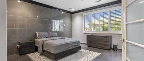 Bureau, fer et planche à repasser, lit parapluie, Wi-Fi