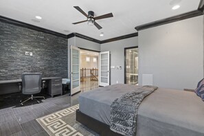 3 bedrooms, desk, iron/ironing board, travel crib - Luxury  Getaway, Yosemite, Central to Attractions (Riverbank)