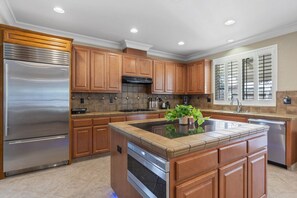 Fridge, microwave, oven, stovetop - Luxury  Getaway, Yosemite, Central to Attractions (Riverbank)