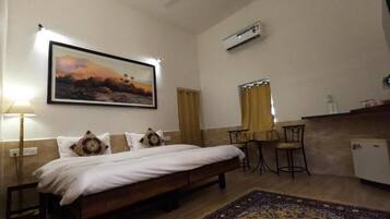 Chambre Deluxe double, vue sur le jardin | Coffre-fort, bureau, système d’insonorisation, accès au Wi-Fi (inclus)