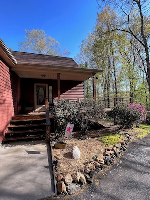 A red building with a porch, a welcome sign, and a stone pathway leading to the entrance. - Hidden Haven - mountain retreat in Fleetwood, NC (Fleetwood)