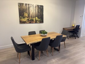 A conference room with a wooden table, black chairs, and a potted plant. - Lynx Spa et confort à Orford (Orford)