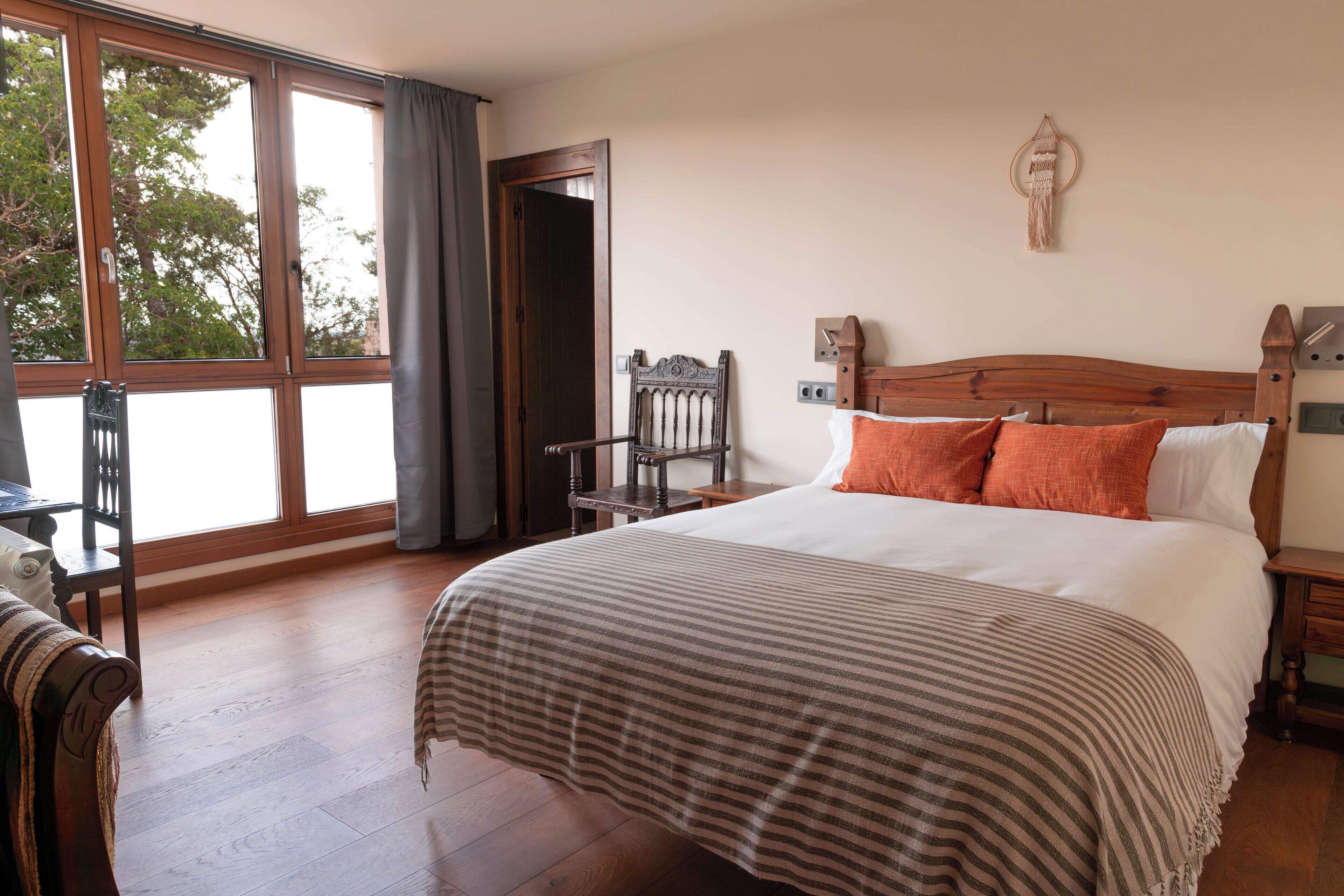 Habitación Deluxe doble, vistas al jardín | Caja fuerte, escritorio, cortinas opacas y sistema de insonorización