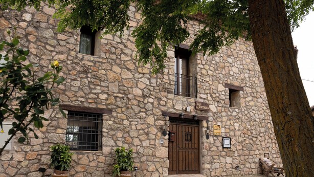 A stone building with a wooden door, two windows, and a sign that reads "RESTAURANT". - HOTEL POSADA LAS RETAJAS (Medinaceli)