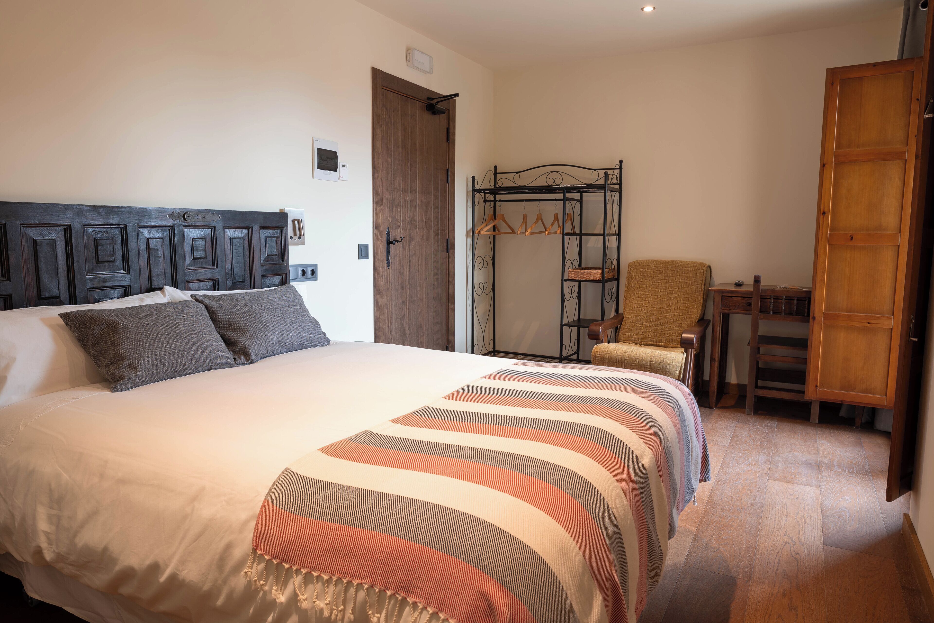 Habitación estándar doble de uso individual, balcón, vistas a la ciudad | Caja fuerte, escritorio, cortinas opacas y sistema de insonorización