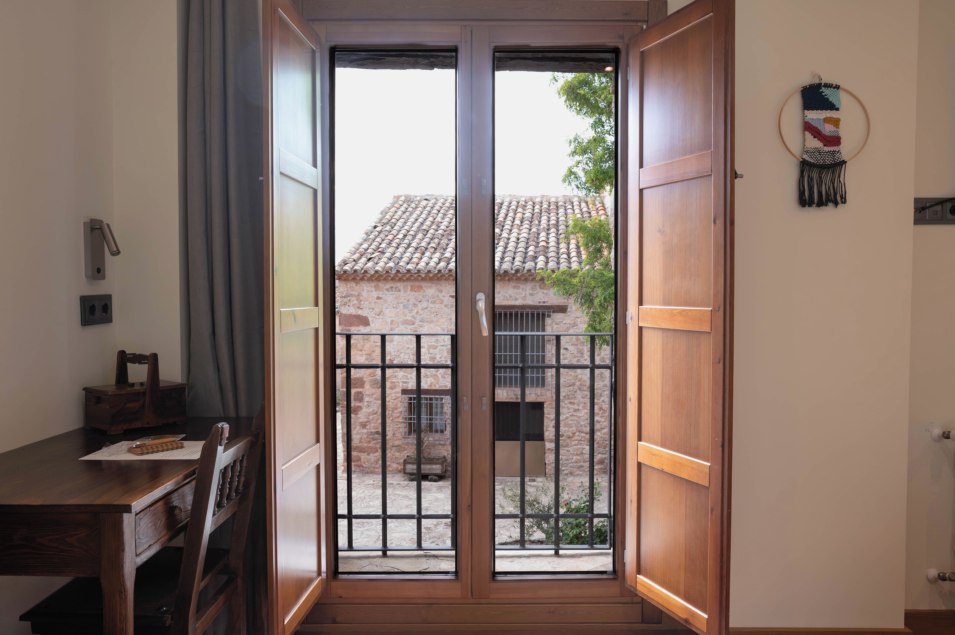 Habitación estándar doble de uso individual, balcón, vistas a la ciudad | Caja fuerte, escritorio, cortinas opacas y sistema de insonorización