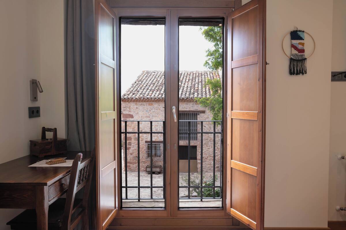 خزنة داخل الغرفة ومكتب وستائر تعتيم وتجهيزات عازلة للصوت