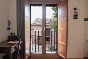 Quarto casal standard de uso individual, sacada, vista para a cidade | Cofres nos quartos, escrivaninha, cortinas blackout