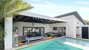 A modern house with a swimming pool, outdoor seating, and a covered patio area. - NEW 3BR Villa Salina Cerca | Close to Eduardo’s (Noord)