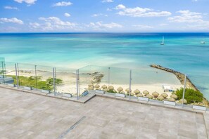 Beach nearby - Ocean Vista – Elegant New Condo by Eagle Beach (Noord)