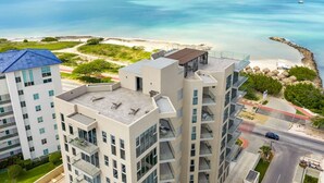 Ein Hochhaus-Hotel mit mehreren Balkonen mit Blick auf Strand und Meer.