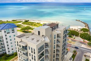 Ein Hochhaus-Hotel mit mehreren Balkonen mit Blick auf Strand und Meer.