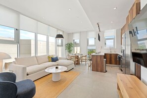 TV - Ocean Vista – Elegant New Condo by Eagle Beach (Noord)