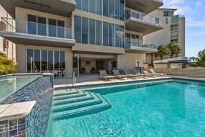 Pool - Ocean Vista – Elegant New Condo by Eagle Beach (Noord)