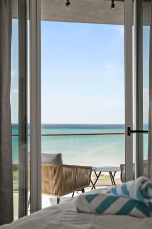 2 bedrooms, desk, WiFi, bed sheets - Ocean Vista – Elegant New Condo by Eagle Beach (Noord)