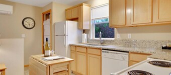 Upstairs Apartment close to Hospital