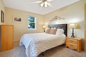 Desk, iron/ironing board, WiFi, bed sheets