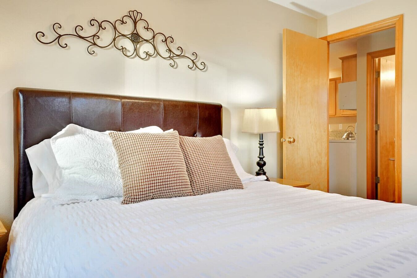 Desk, iron/ironing board, WiFi, bed sheets