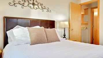 Desk, iron/ironing board, WiFi, bed sheets