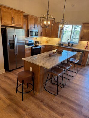 Microwave, oven, stovetop, dishwasher - Hot Springs Hill House (Hot Springs)