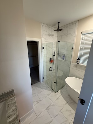 Hair dryer, towels, soap, toilet paper - Hot Springs Hill House (Hot Springs)