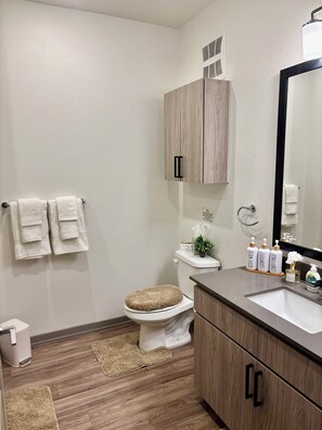 Suihku, pyyhkeet, saippua, sampoo