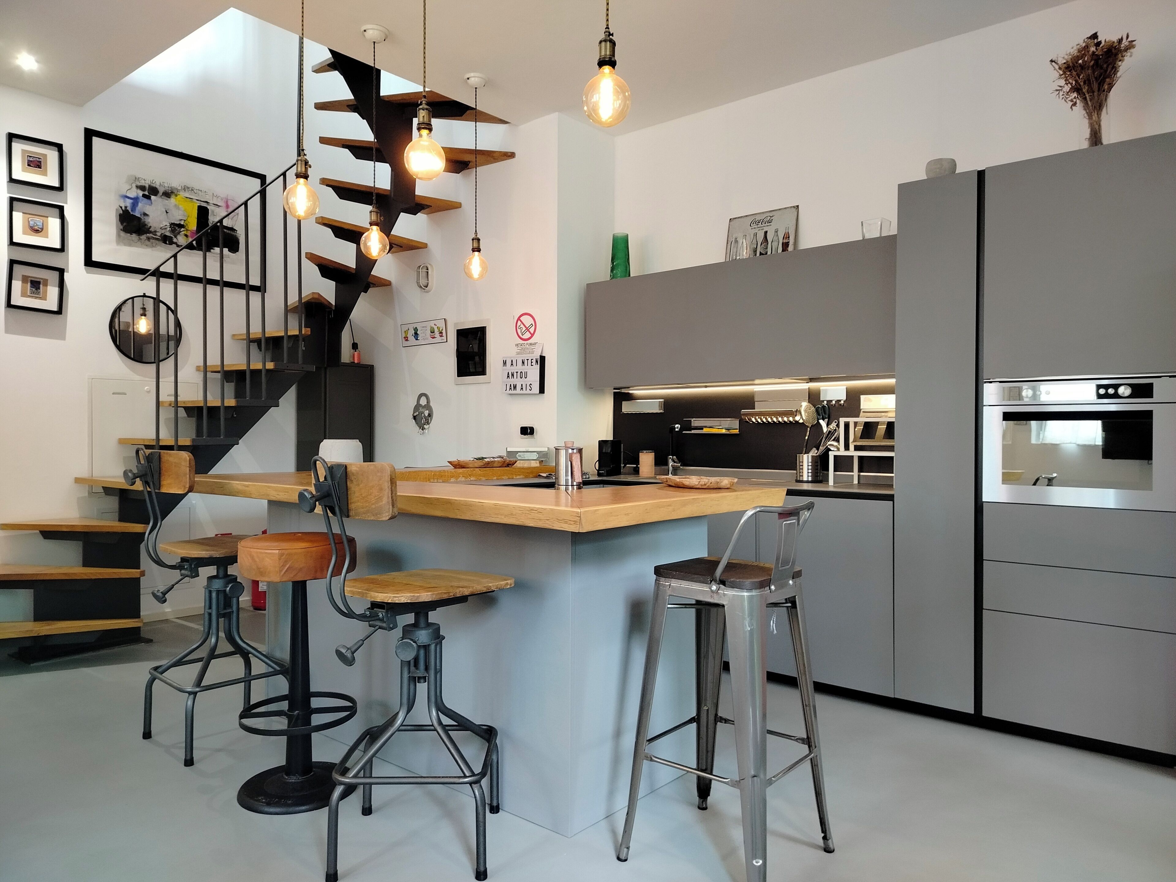 Mikrobølgeovn, ovn, kokeplater og oppvaskmaskin